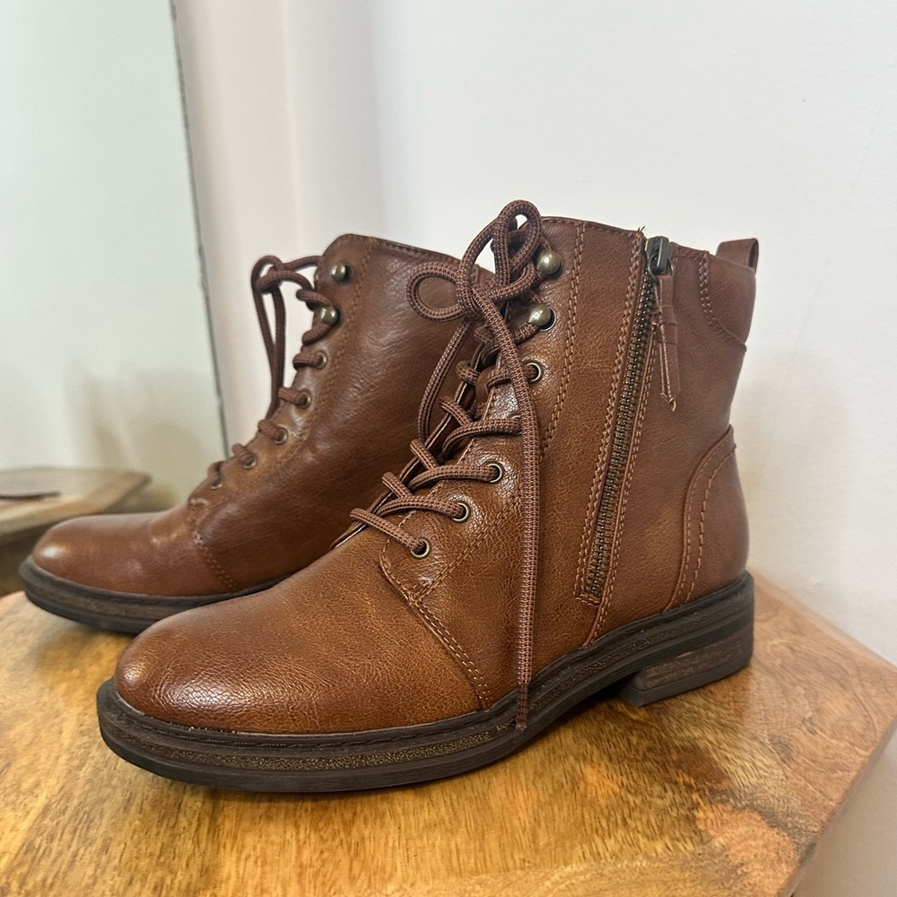 Baretraps Amysue lace up bootie- size 7